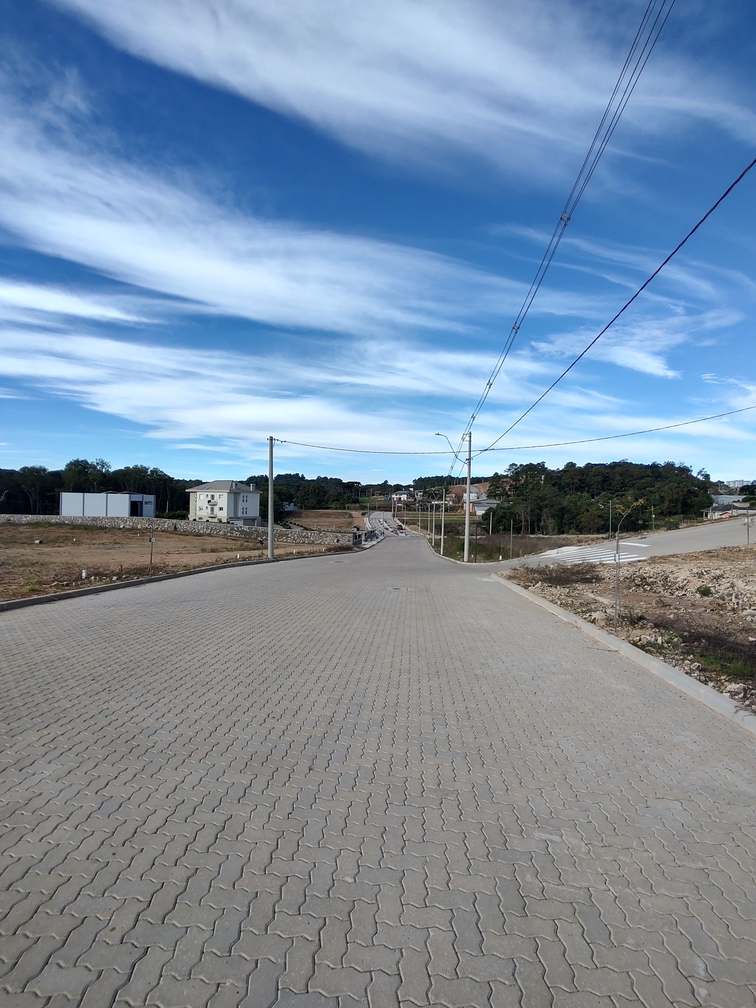 Via pavimentada de empreendimento